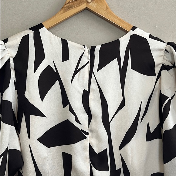 Express Abstract Print Black White Synched waist V neck dress size large - Picture 15 of 16